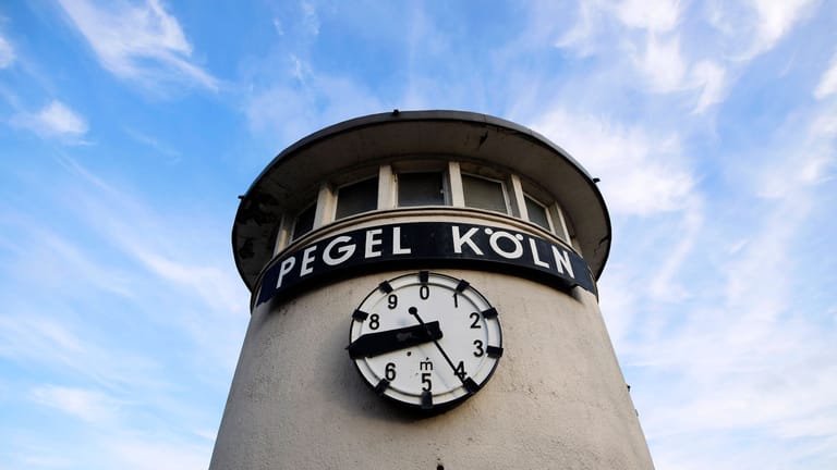 Die Pegeluhr in Köln (Symbolbild): Die Stadtentwässerungsbetriebe erwarte einen Rheinpegel von 7,50 Metern.