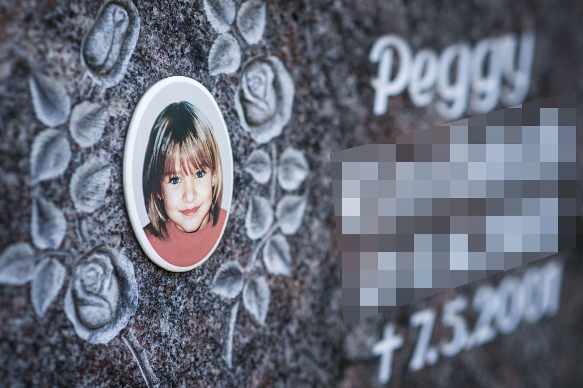 Ein Gedenkstein mit dem Porträt von Peggy: Das Mädchen verschwand auf dem Schulweg.