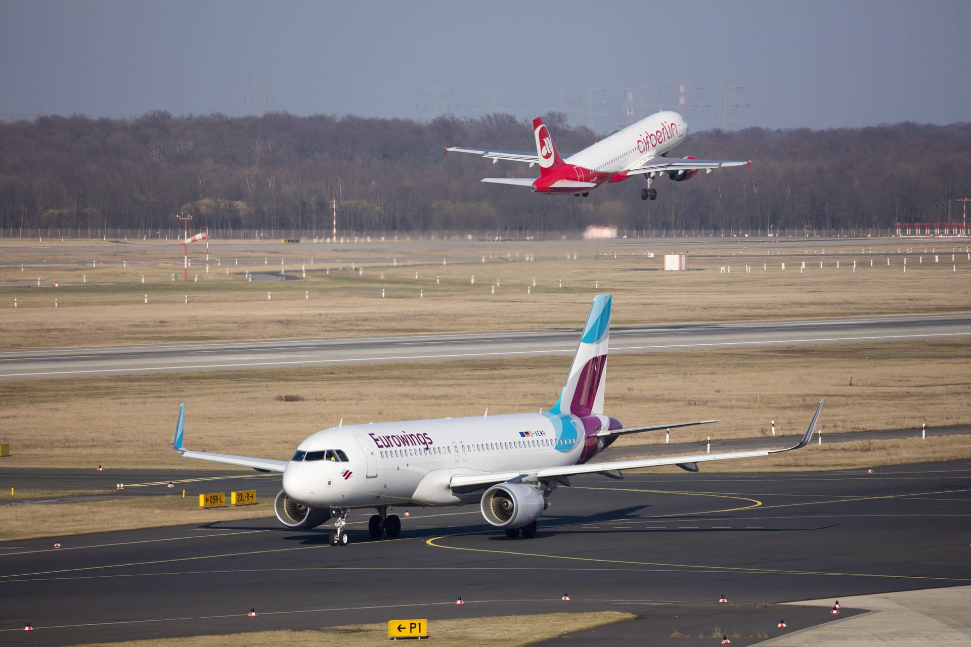 Flugzeuge am Flughafen Düsseldorf (Archivbild): Ein Konflikt um das Nachtflugverbot könnte für das Verkehrsministerium teuer werden.