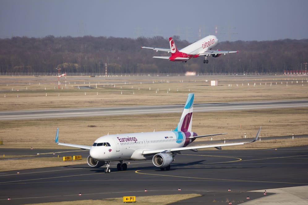 Flugzeuge am Flughafen Düsseldorf (Archivbild): Ein Konflikt um das Nachtflugverbot könnte für das Verkehrsministerium teuer werden.