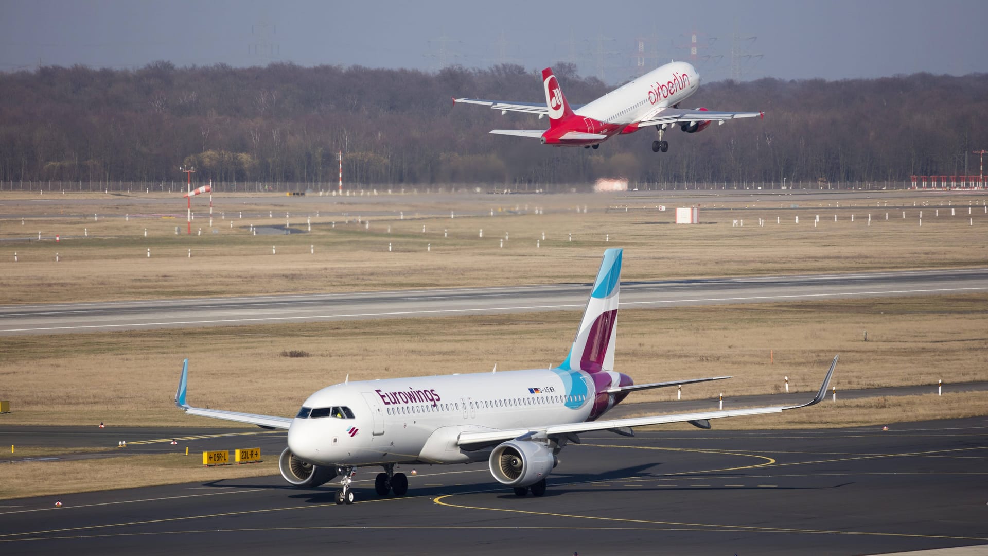 Flugzeuge am Flughafen Düsseldorf (Archivbild): Ein Konflikt um das Nachtflugverbot könnte für das Verkehrsministerium teuer werden.