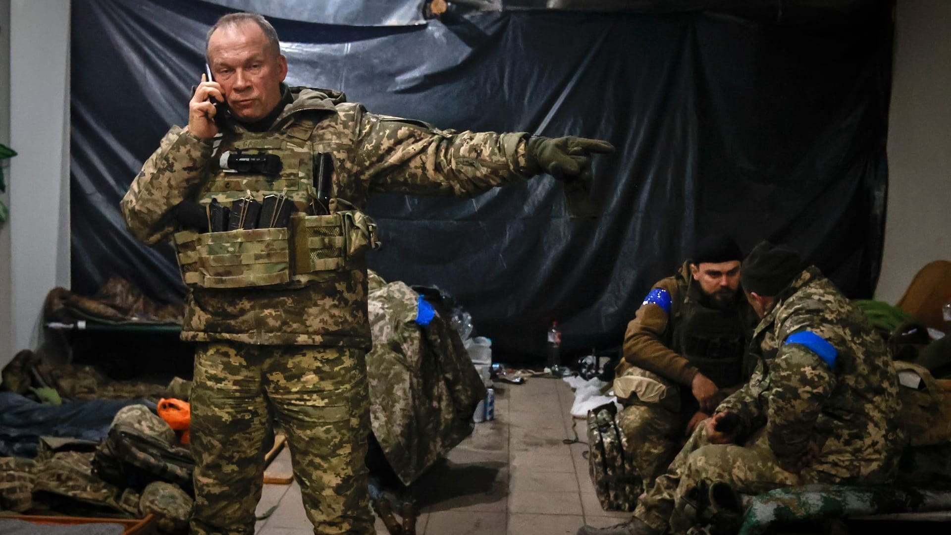 Generaloberst Oleksandr Syrskyi, Befehlshaber der ukrainischen Armee, in einem Unterstand in Soledar.