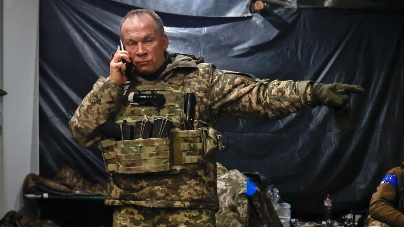 Generaloberst Oleksandr Syrskyi, Befehlshaber der ukrainischen Armee, in einem Unterstand in Soledar.