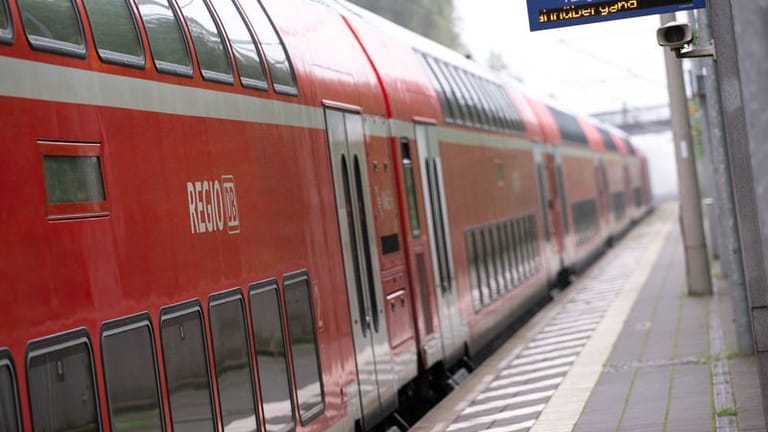 Ein Regionalzug der Deutschen Bahn (Symbolfoto): Gegen den 28-Jährigen wird nun ermittelt.
