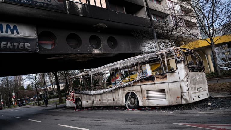 Ein ausgebrannter Reisebus: Bei den Krawallen in der Silvesternacht wurde er in Brand gesteckt und beschädigte ein Wohnhaus.