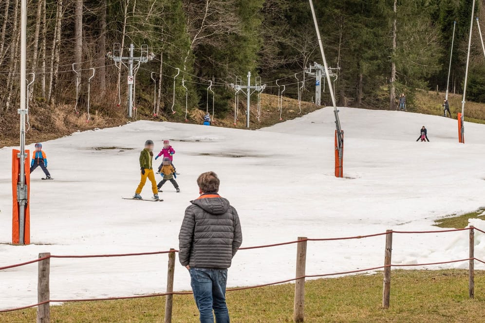 Ohne Mütze und ohne Handschuhe: Die Ski-Zuschauer in Jeans und leichterer Jacke.