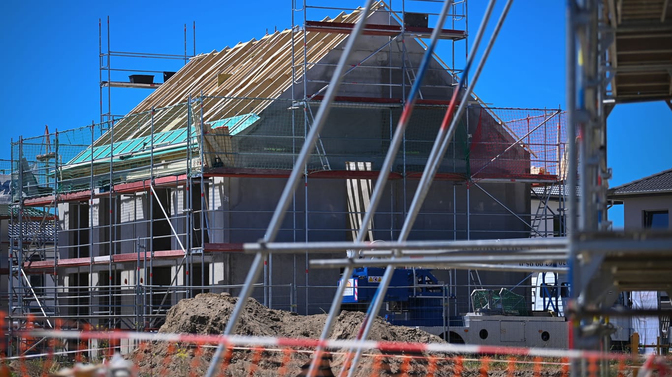 Haus im Bau (Symbolbild): Die Finanzierung eines Eigenheims ist im Dezember teurer geworden.