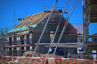 Haus im Bau (Symbolbild): Die Finanzierung eines Eigenheims ist im Dezember teurer geworden.