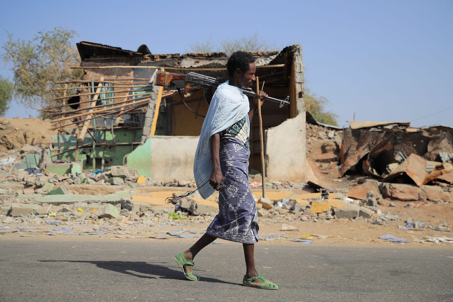 Mitglied einer Miliz in Äthiopien (Archivbild): Der Krieg um die Tigray-Region hat Hunderttausende Menschen das Leben gekostet.