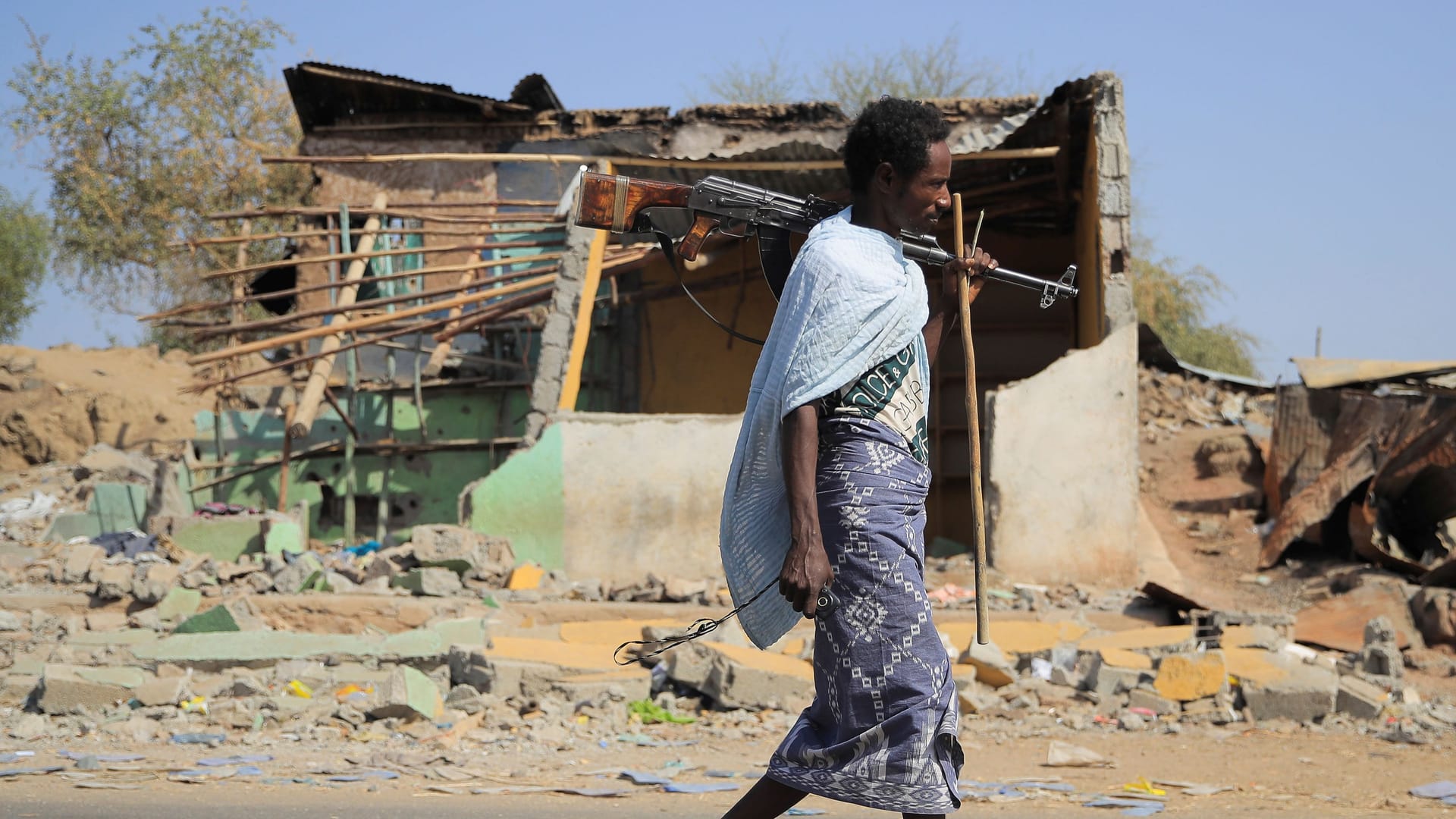 Mitglied einer Miliz in Äthiopien (Archivbild): Der Krieg um die Tigray-Region hat Hunderttausende Menschen das Leben gekostet.