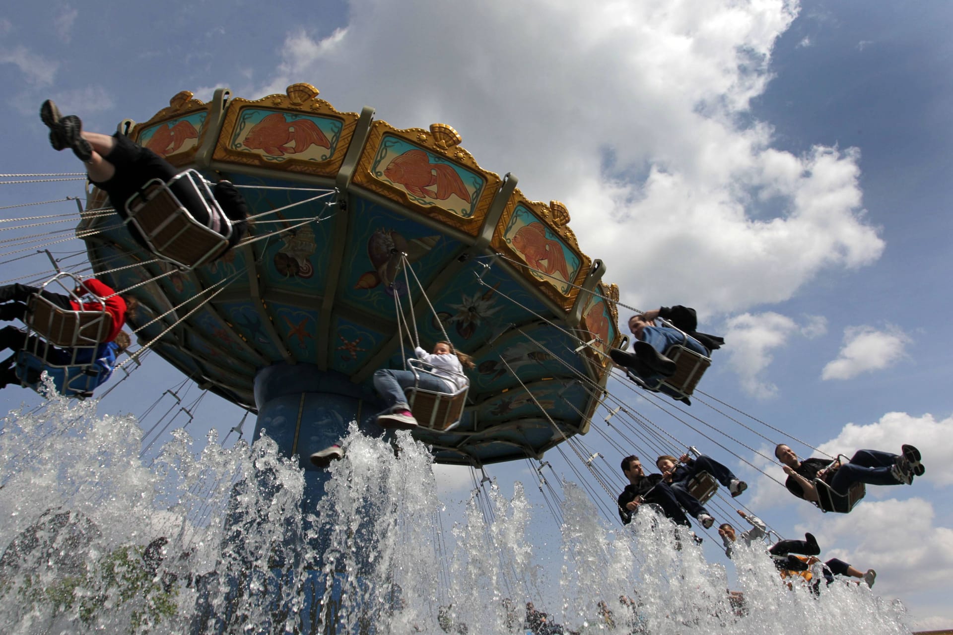 Ein Kettenkarussell im Phantasialand (Archivbild): Für Geburtstagskinder ändert sich dort etwas.