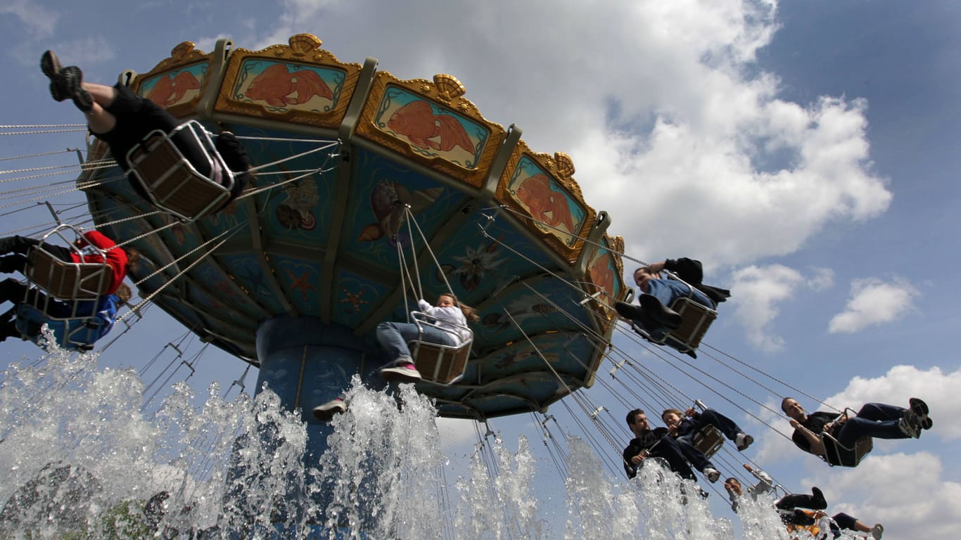 Ein Kettenkarussell im Phantasialand (Archivbild): Für Geburtstagskinder ändert sich dort etwas.