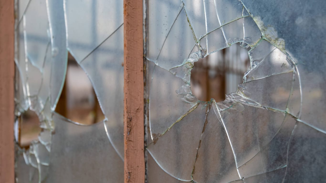 Zersplitterte Glasscheibe (Symbolbild): Die Kugeln flogen durch ein Fenster im ersten Stock in den Wohnbereich.