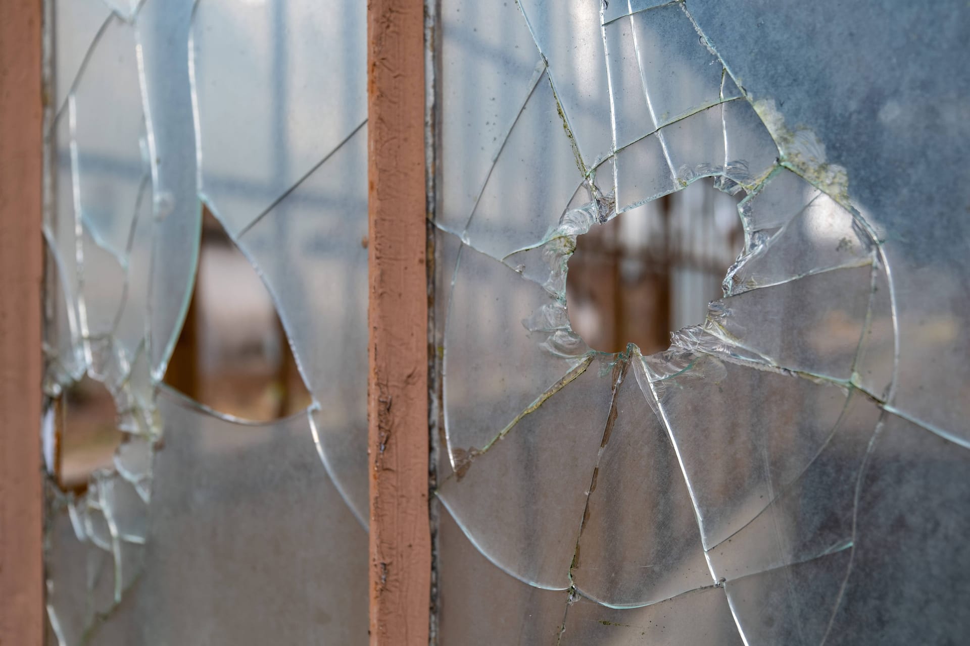 Zersplitterte Glasscheibe (Symbolbild): Die Kugeln flogen durch ein Fenster im ersten Stock in den Wohnbereich.