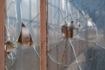 Zersplitterte Glasscheibe (Symbolbild): Die Kugeln flogen durch ein Fenster im ersten Stock in den Wohnbereich.