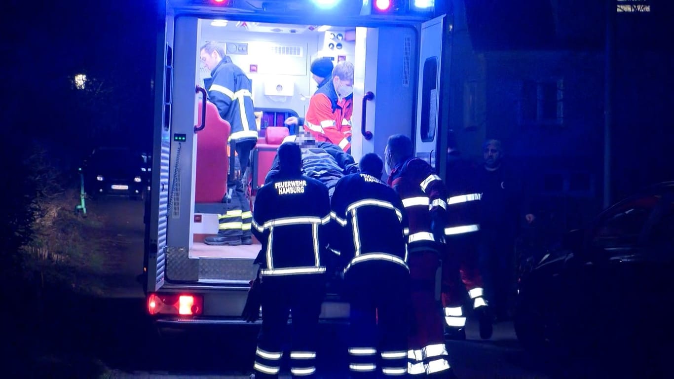 Der Verletzte wird in den Krankenwagen gebracht: Er soll stark geblutet haben, berichtete ein Reporter.