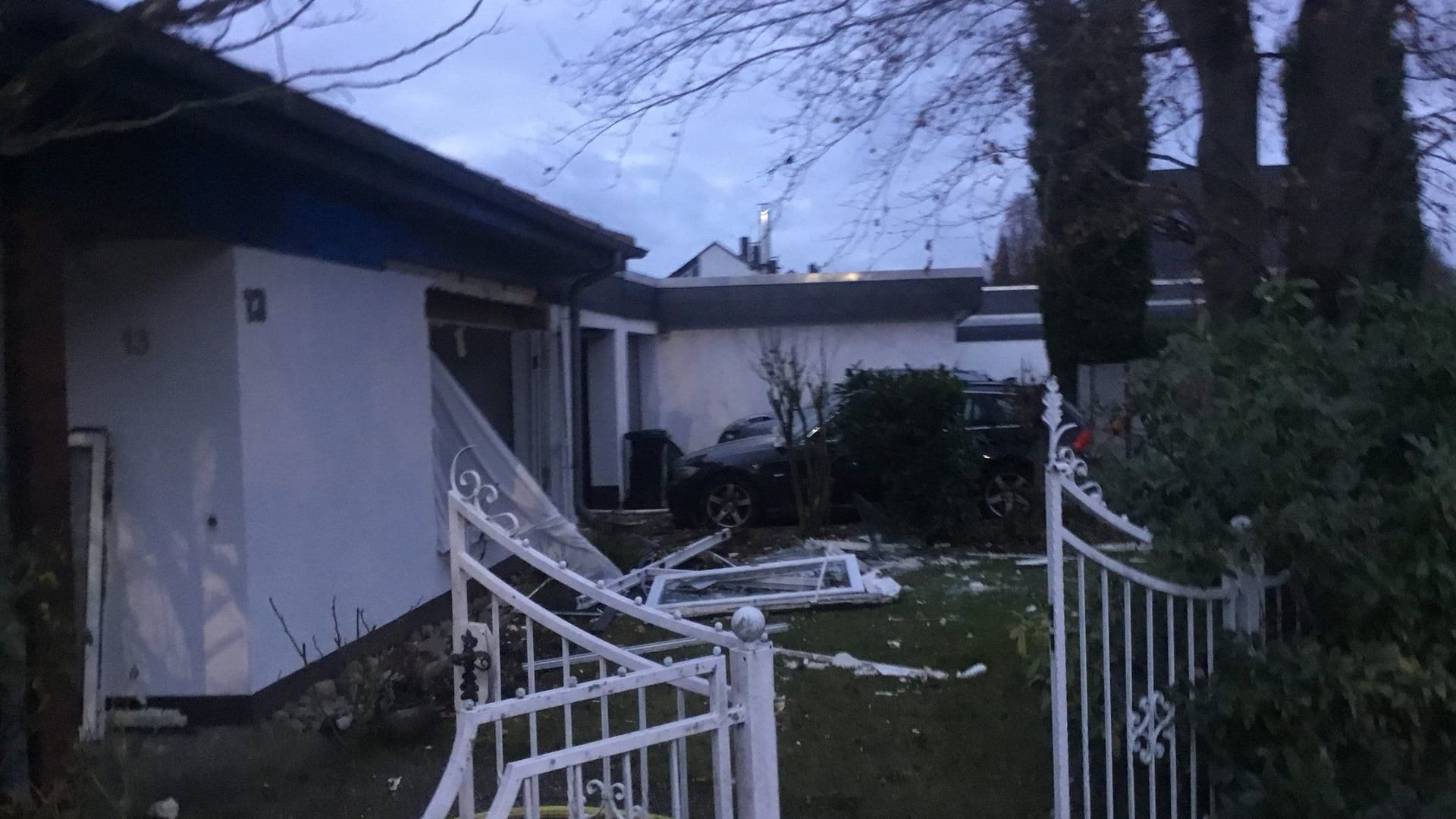 Der Bungalow nach der Explosion: Offenbar gab es einen Defekt an der Gasversorgung. Der Bungalow nach der Explosion: Offenbar gab es einen Defekt an der Gasversorgung.