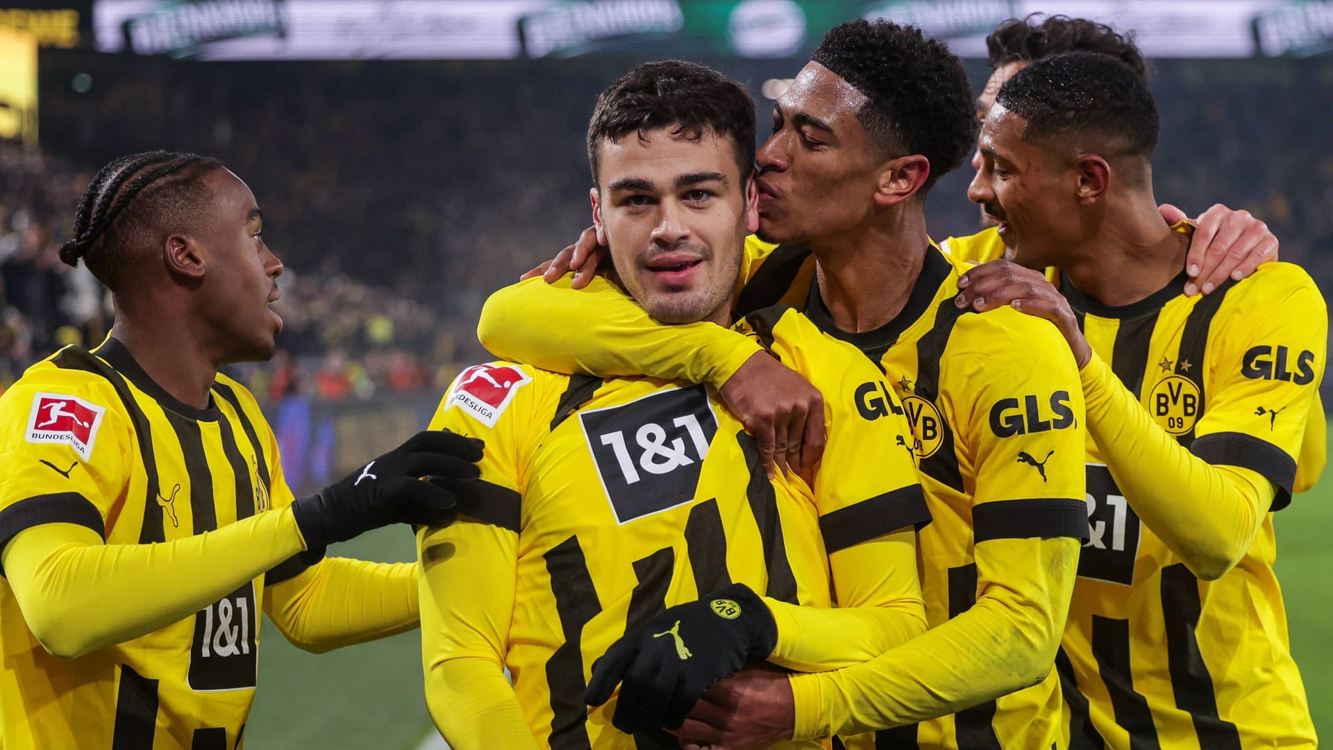 Matchwinner: Giovanni Reyna (vorn) wird von BVB-Teamkollege Jude Bellingham nach seinem Tor geherzt. Matchwinner: Giovanni Reyna (vorn) wird von BVB-Teamkollege Jude Bellingham nach seinem Tor geherzt.