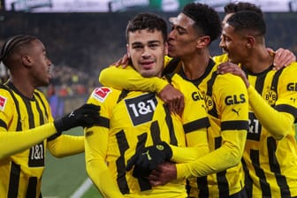 Matchwinner: Giovanni Reyna (vorn) wird von BVB-Teamkollege Jude Bellingham nach seinem Tor geherzt.