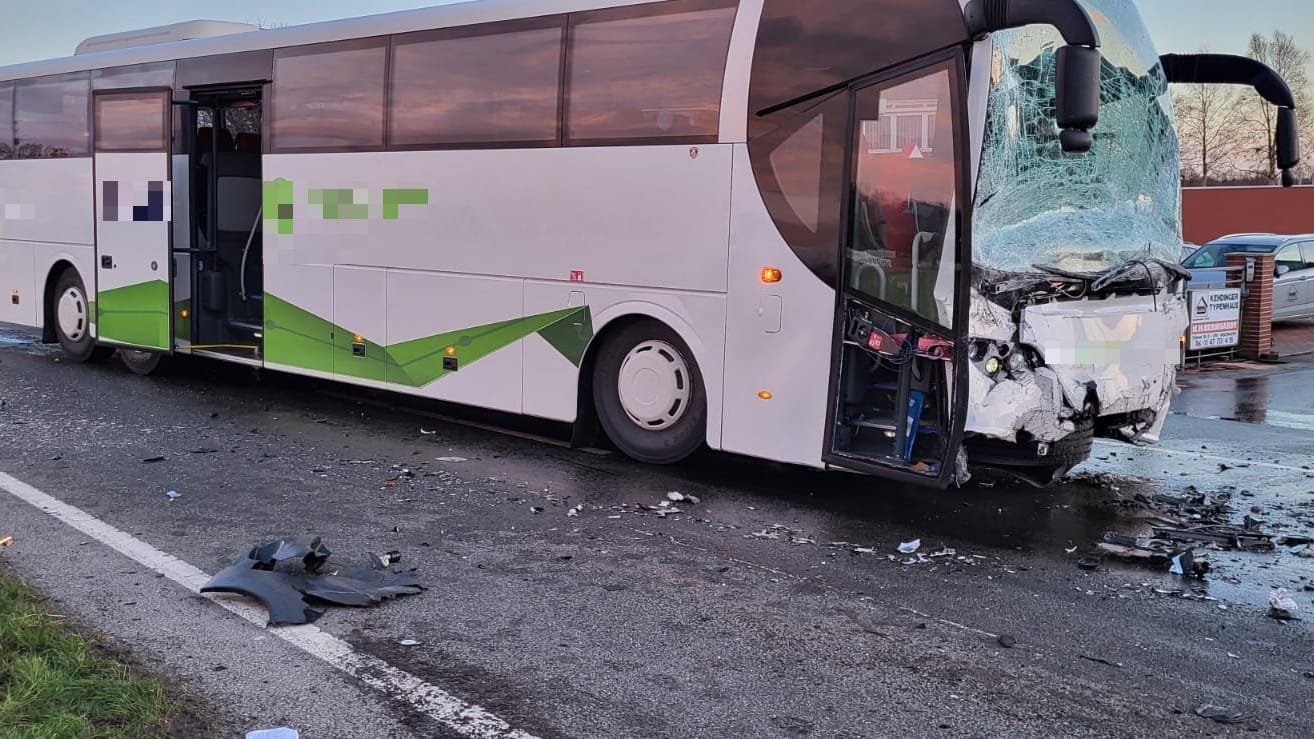Der Reisebus wurde bei dem Unfall auf der B495 total beschädigt.