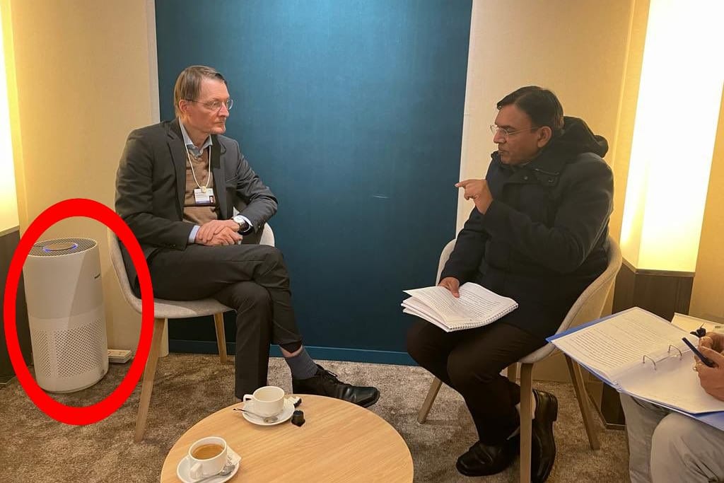 Luftfilter: Bundesgesundheitsminister Karl Lauterbach beim Weltwirtschaftsforum in Davos im Gespräch mit seinem indischen Amtskollegen Mansukh Mandaviya.