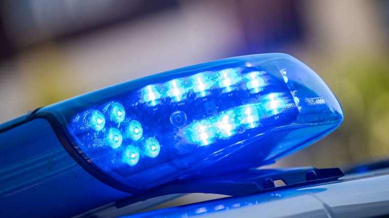 Ein Blaulicht leuchtet auf dem Dach eines Streifenwagens der Polizei: In Elmshorn wurde ein Fahrradfahrer angefahren.
