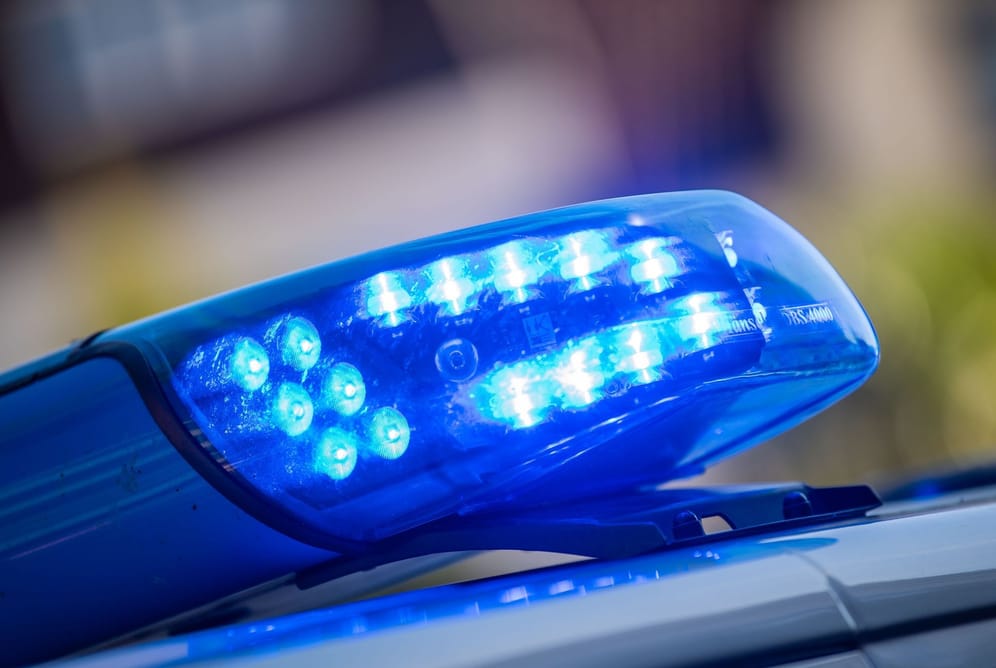 Ein Blaulicht leuchtet auf dem Dach eines Streifenwagens der Polizei: In Elmshorn wurde ein Fahrradfahrer angefahren.