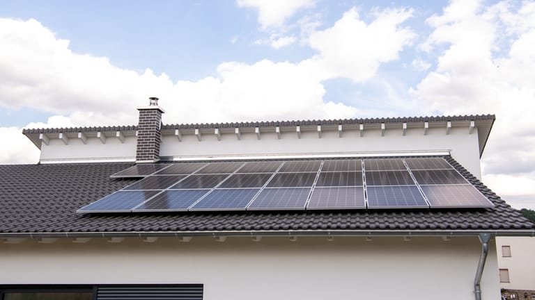 Eine Photovoltaikanlage auf dem eigenen Dach: Strom selbst erzeugen zu können wird immer beliebter.