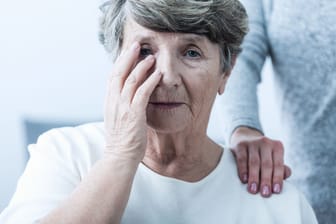 Wer an Alzheimer erkrankt zeigt die typischen Symptome von Vergesslichkeit und Unsicherheit.