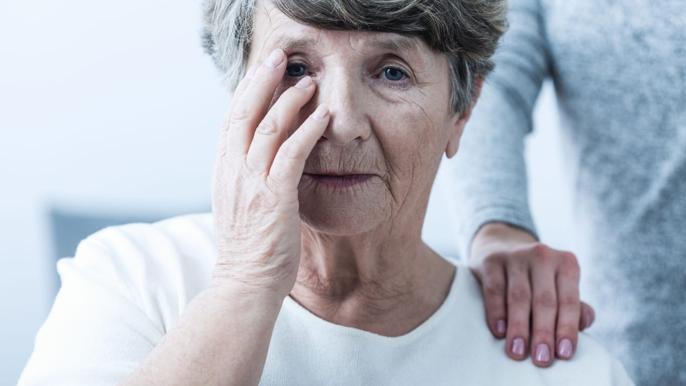 Wer an Alzheimer erkrankt zeigt die typischen Symptome von Vergesslichkeit und Unsicherheit.