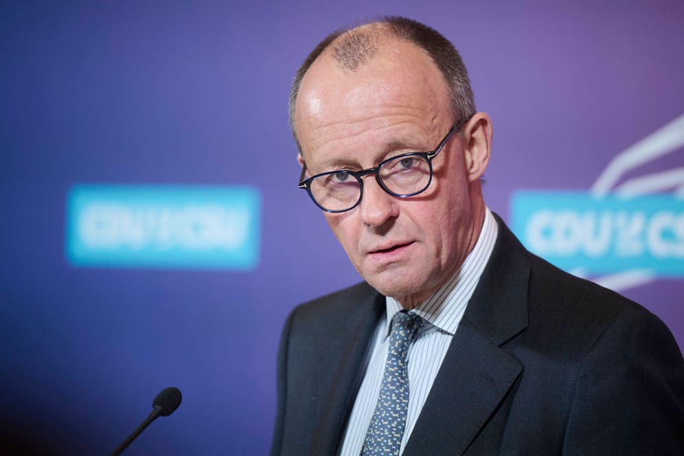 Friedrich Merz bei einer Pressekonferenz im Bundestag: Noch ist der neue Verteidigungsminister noch nicht im Amt, doch Merz macht bereits Druck.