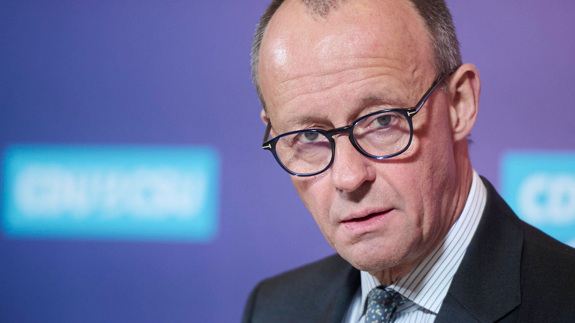 Friedrich Merz bei einer Pressekonferenz im Bundestag: Noch ist der neue Verteidigungsminister noch nicht im Amt, doch Merz macht bereits Druck.