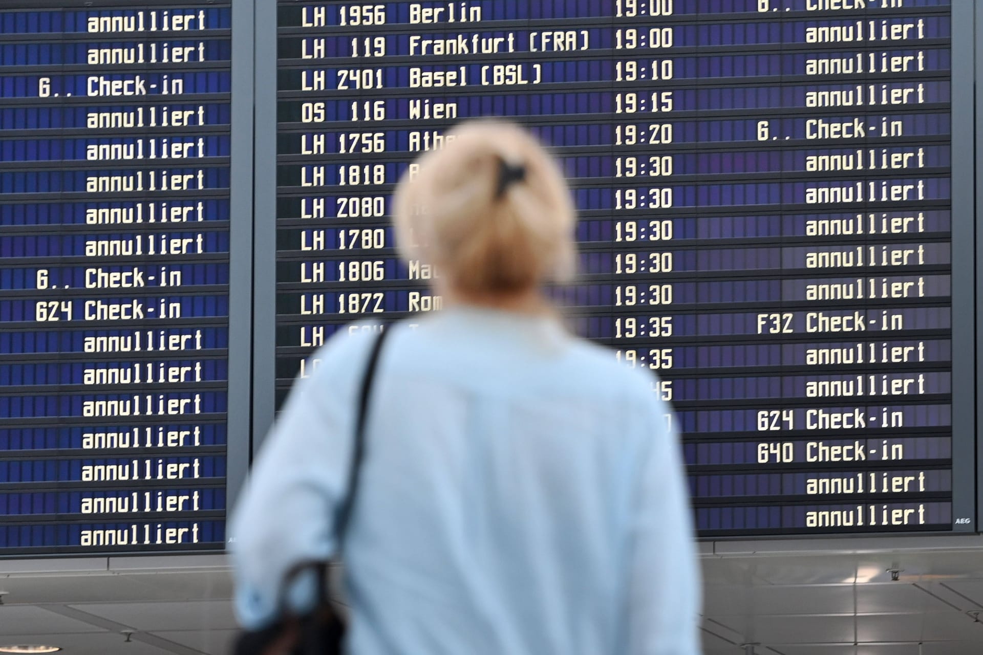 Kein Weiterkommen: Oft gerät durch Ausfälle und Verspätungen auch der Anschlussflug in Gefahr.