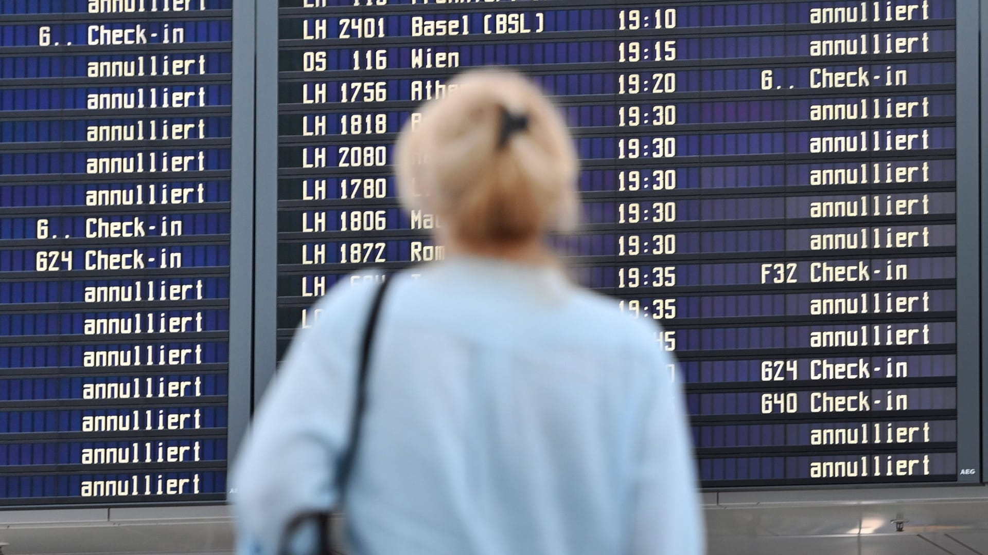 Kein Weiterkommen: Oft gerät durch Ausfälle und Verspätungen auch der Anschlussflug in Gefahr.