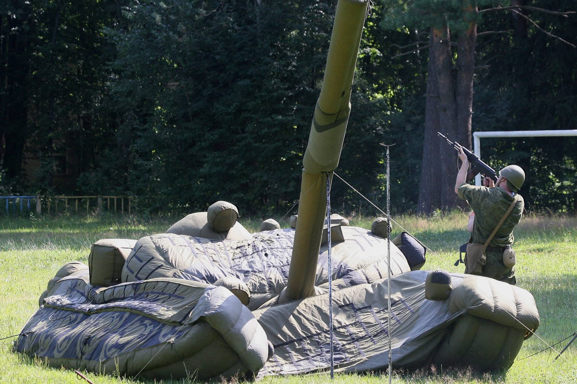 Russische Soldaten stehen neben einem aufblasbaren Panzer (Archivbild): Solche Attrappen sollen jetzt auch in der Ukraine aufgetaucht sein.