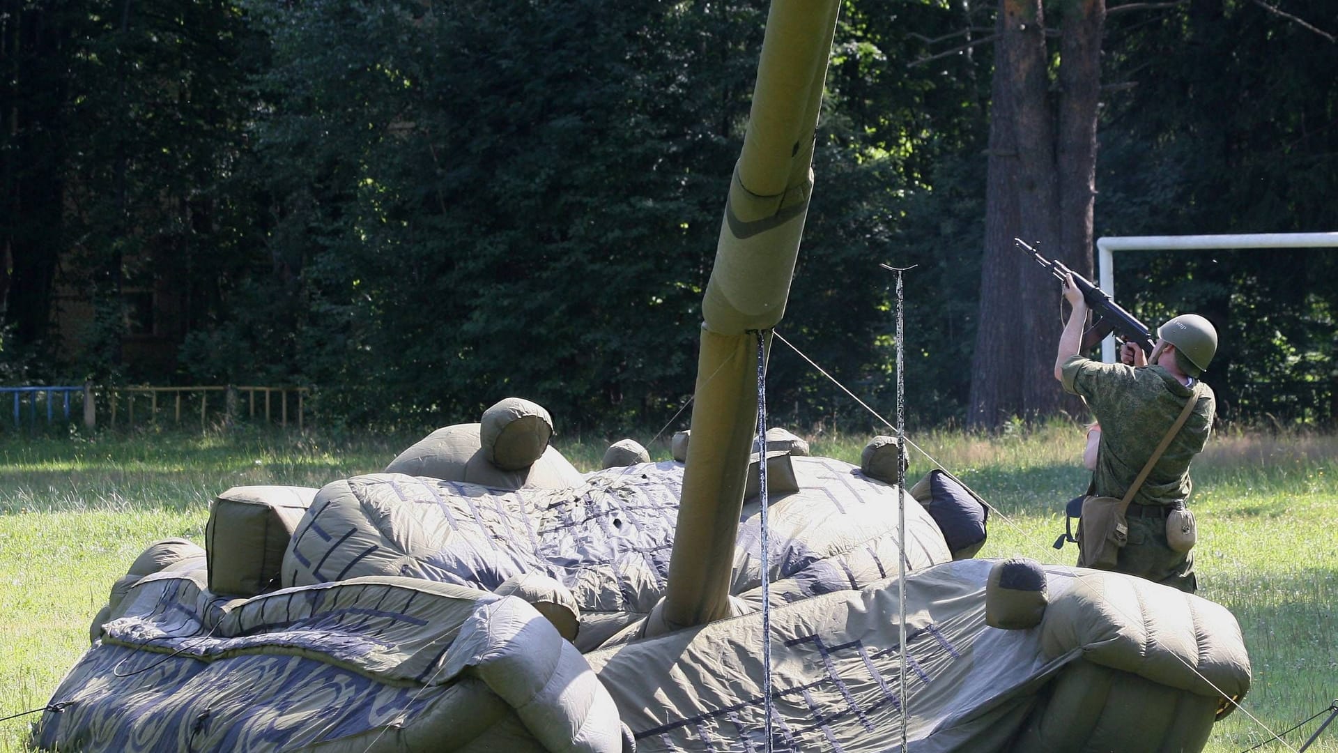 Russische Soldaten stehen neben einem aufblasbaren Panzer (Archivbild): Solche Attrappen sollen jetzt auch in der Ukraine aufgetaucht sein.