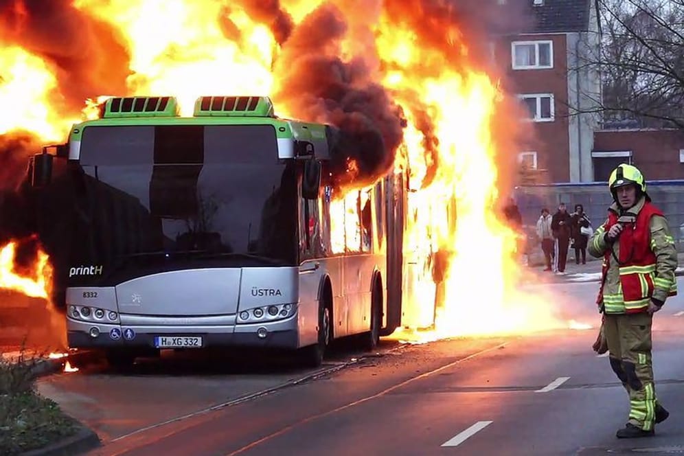 Feuer an einem Linienbus der Üstra (Archivfoto): Durch die Flammen platzten mehrere Reifen.