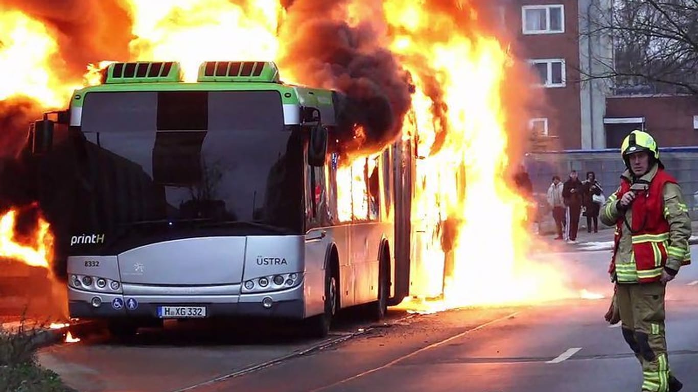 Feuer an einem Linienbus der Üstra (Archivfoto): Durch die Flammen platzten mehrere Reifen.