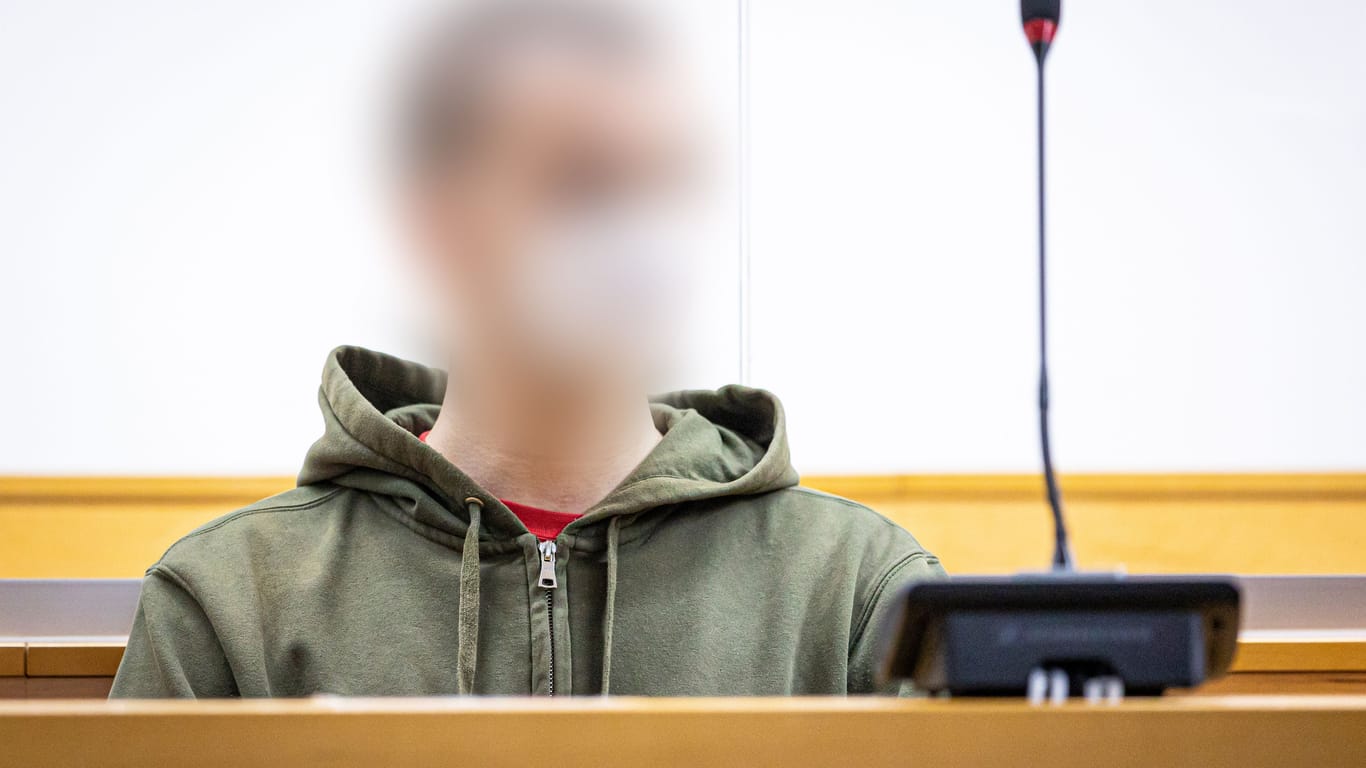 Der Angeklagte soll im Mai 2022 seine Mutter und ihren neuen Ehemann in einem Ortsteil von Neustadt am Rübenberge mit einem Messer erstochen haben.
