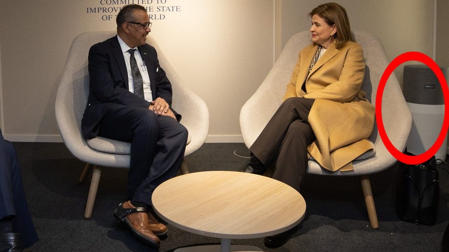 Gut gesichert: Tedros Adhanom Ghebreyesus, Generaldirektor der Weltgesundheitsorganisation WHO, spricht in Davos bei gefilterter Luft und geht mit umgeschnallten Spikes.