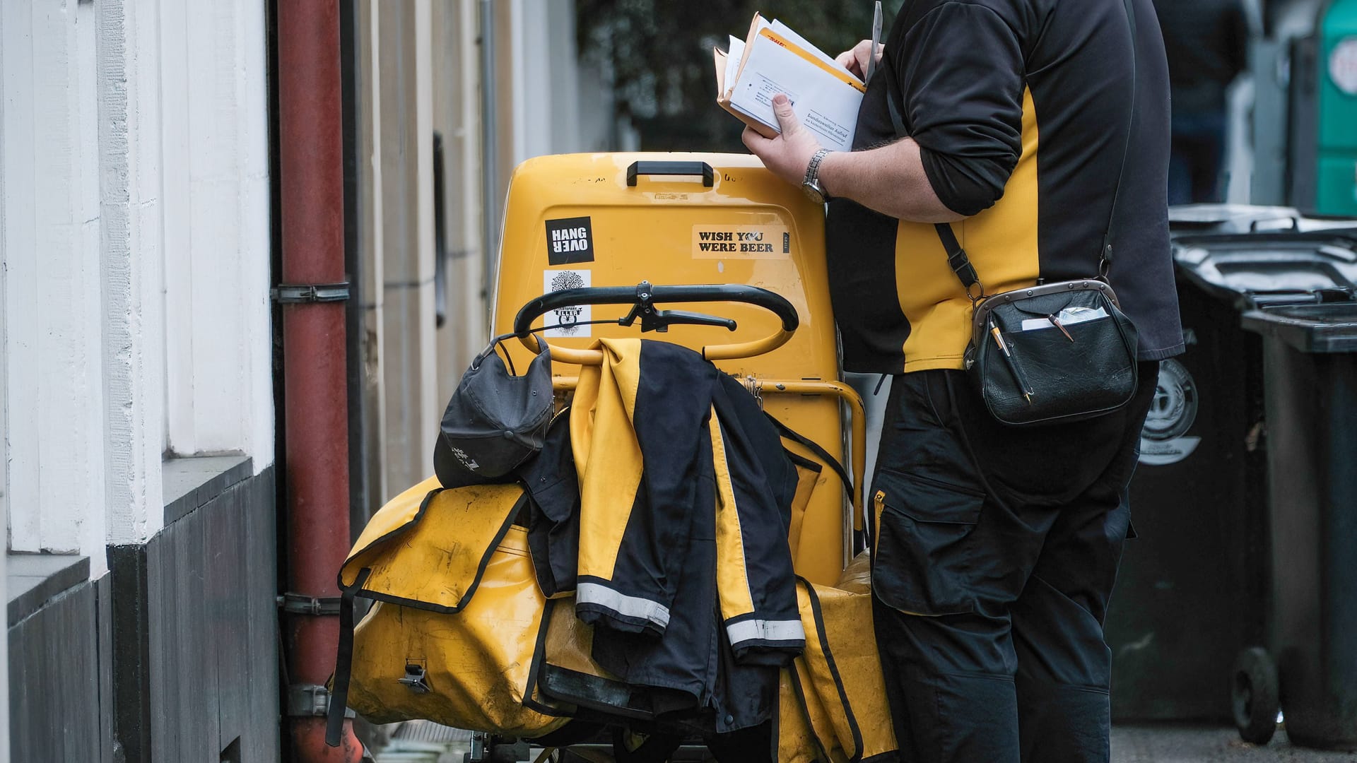 Ein Mitarbeiter der Deutschen Post trägt Briefe aus: Zuletzt gab es extreme Verzögerungen.