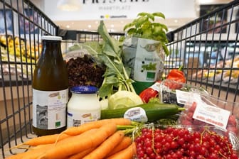 Lebensmittel im Einkaufswagen: Edeka will sich gegen die Preise der Lebensmittel-Hersteller wehren.