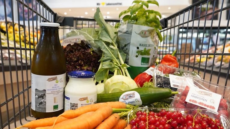 Lebensmittel im Einkaufswagen: Edeka will sich gegen die Preise der Lebensmittel-Hersteller wehren.