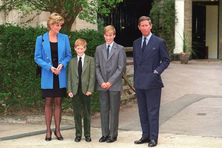 Prinzessin Diana, Prinz Harry, Prinz William und der heutige König Charles III. im Jahr 1995