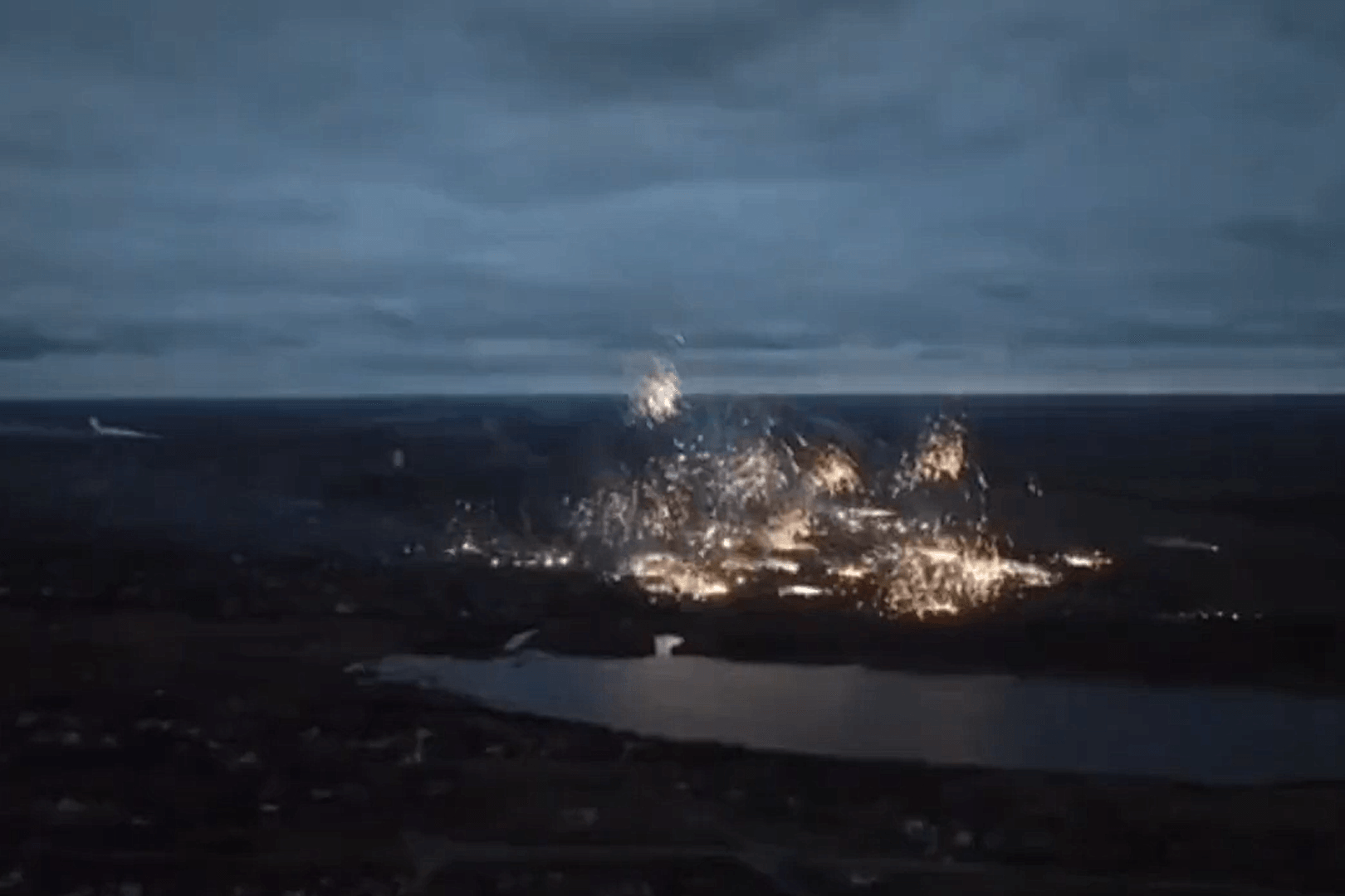 In sozialen Netzwerken kursieren Videos, die angeblich zeigen, wie Thermit-Brandbomben auf Marinka niederregnen.