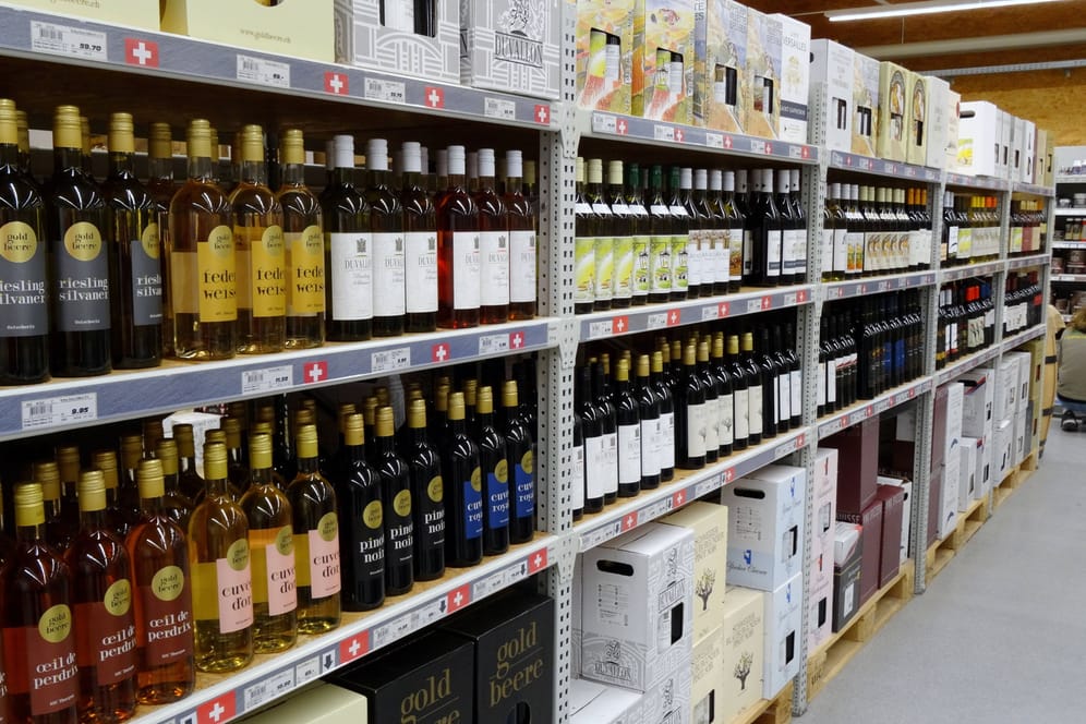Ein Weinregal in einem Supermarkt: Nachdem sie im Markt noch eine Flasche Wein getrunken hatte, stieg die Seniorin mit einem lebensgefährlichen Blutalkoholgehalt ins Auto.