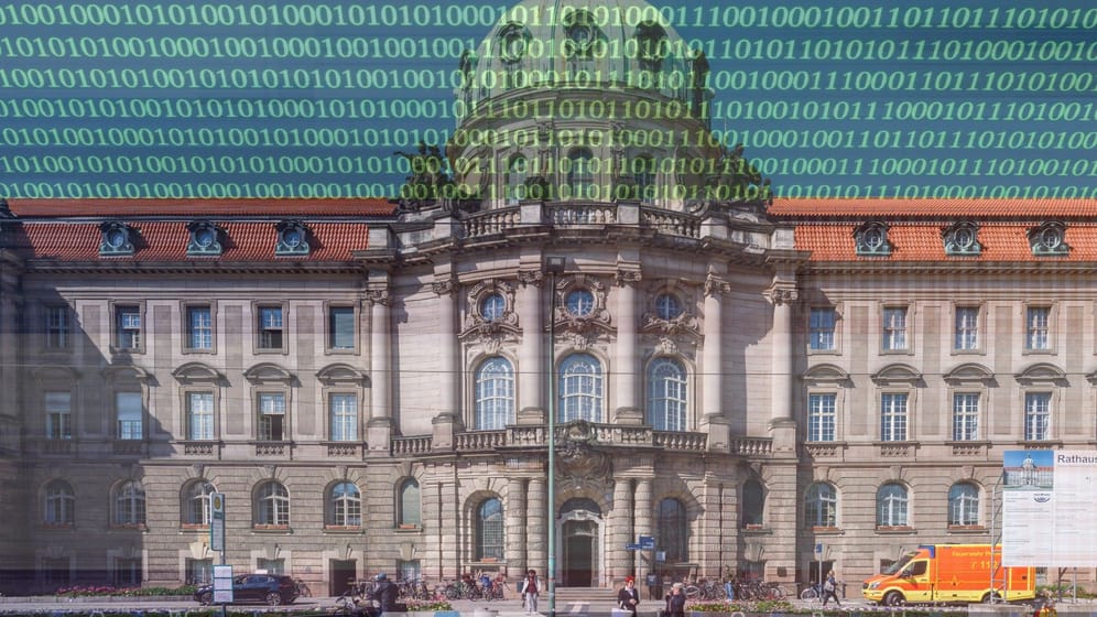 Attacke aufs Rathaus (Collage/Archivbild): Potsdam musste die Verbindung zur Außenwelt kappen.