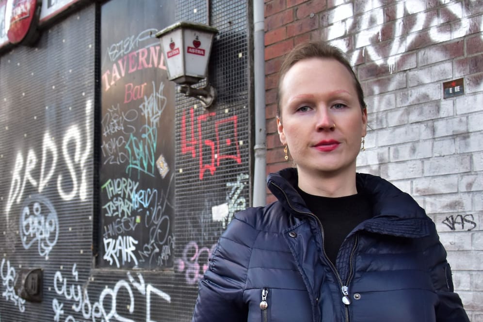 Samia Stöcker steht vor einem Haus, in dem Transsexuelle anschaffen gehen: "Was wollen die hier", sagt sie über Männergruppen, die sich teilweise hier versammeln sollen.