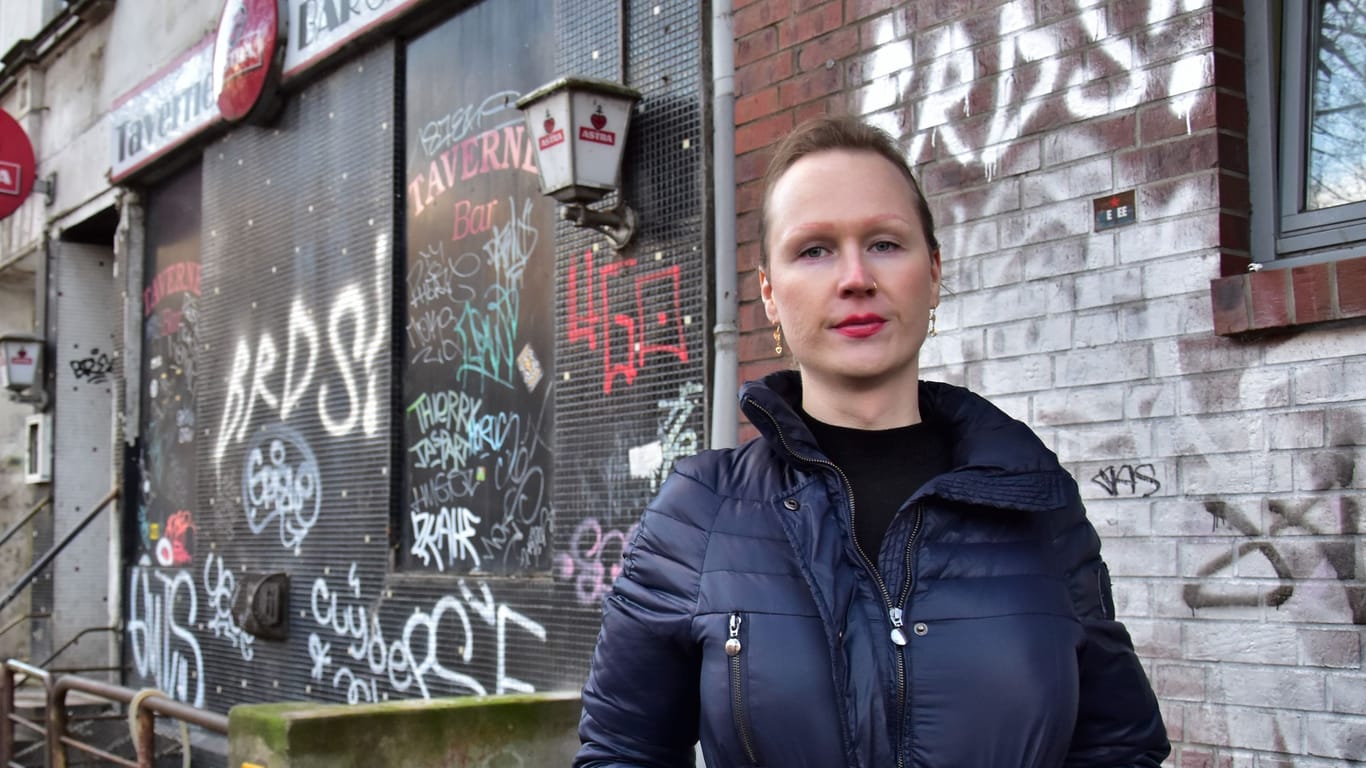Samia Stöcker steht vor einem Haus, in dem Transsexuelle anschaffen gehen: "Was wollen die hier", sagt sie über Männergruppen, die sich teilweise hier versammeln sollen.