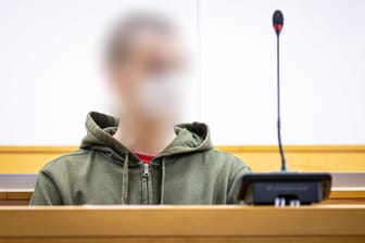Ioannis K vor dem Landgericht Hannover (Archivbild): Der Angeklagte im Doppelmordprozess und Mutter und Stiefvater hat am Mittwoch die Tat gestanden.